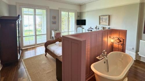 un baño con bañera y lavabo en Port View Elegance & Splendour, Seaview & Parking, en Kent