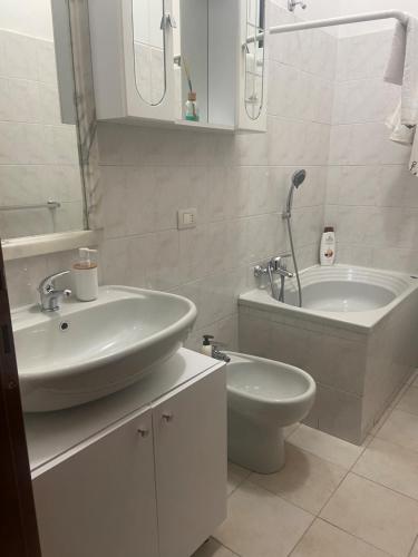 bagno con lavandino, vasca e servizi igienici di La casa di Carlotta a Ceparana