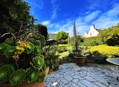 - un jardin avec un bouquet de plantes en pots dans l'établissement Maison KER TITOU., à Ploubazlanec