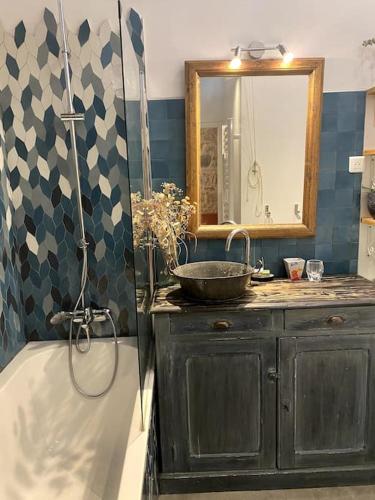 La salle de bains est pourvue d'un lavabo et d'une douche avec baignoire. dans l'établissement Beau T3 Canut lumineux de 75m2, à Lyon