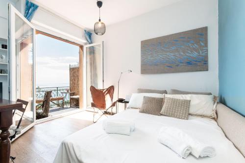 Un dormitorio con una cama con vista al mar. en Appartamento Pet-Friendly Vista Mare Recco, en Recco