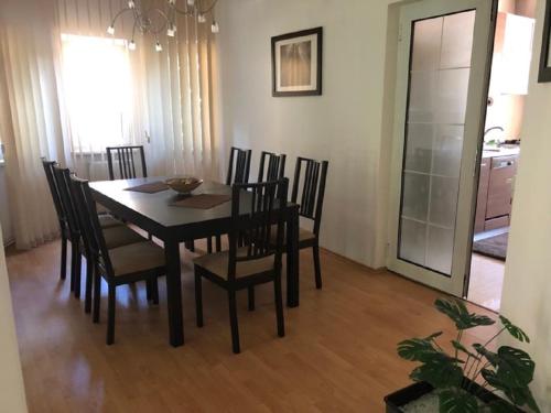 a dining room table and chairs in a room at Lilu House in Campina