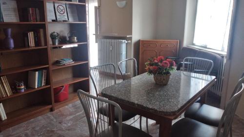 Perpustakaan di apartmen