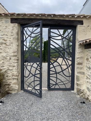 une porte ouverte sur un bâtiment en pierre dans l'établissement Les Grandes Mollières, à Peyruis