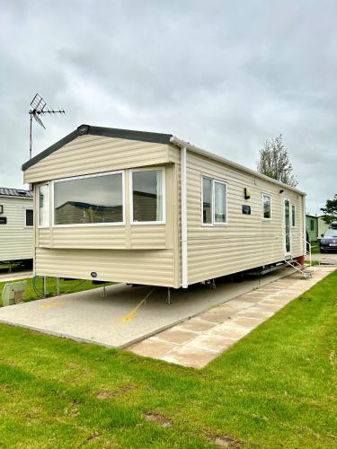 a mobile home is parked in a parking lot at VerbJam 6 Berth Caravan Holiday St Osyth Clacton-on-sea in Clacton-on-Sea