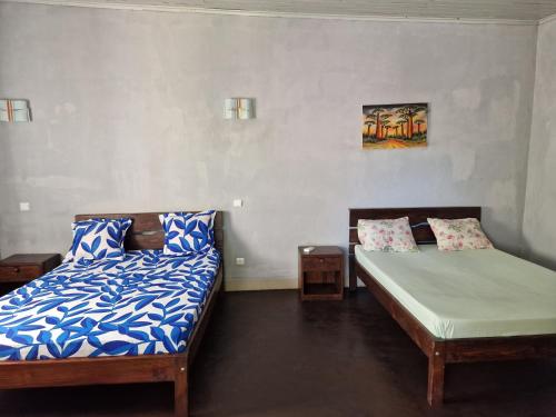 Tempat tidur dalam kamar di Bungalow Chez Mouch Nosy Be 5