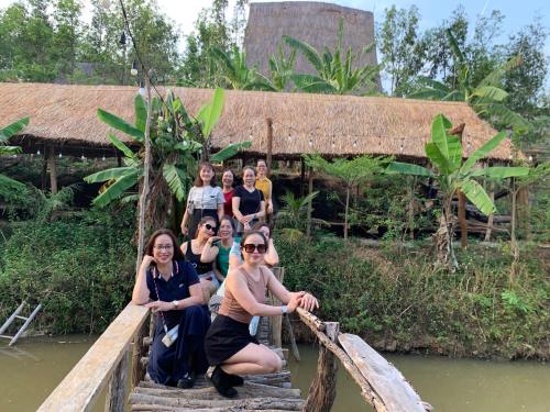 a group of people posing on a wooden bridge at Khu Du Lịch Sinh Thái, Nghỉ dưỡng Homestay Hoàng Ánh - Kon Xom Luh in Kon Tum