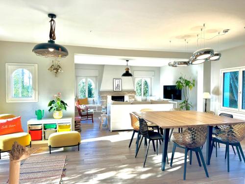 une cuisine et un salon avec une table et des chaises dans l'établissement Bénodet, superbe maison 5 chambres à 150 m de la plage et restaurants, à Bénodet