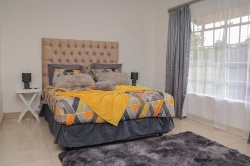 una camera da letto con un letto grande e una grande finestra di Elegant Poolside Retreat 2-Bed Luxury Guesthouse a Newcastle
