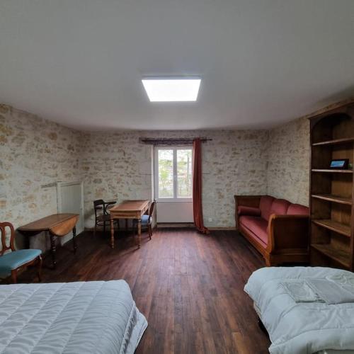 ein Schlafzimmer mit einem Bett, einem Schreibtisch und einem Tisch in der Unterkunft Chez Peta - maison familiale rénovée 100m² in Fontaine-le-Comte