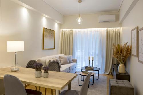 uma sala de estar com um sofá e uma mesa em La Residence Athens em Atenas