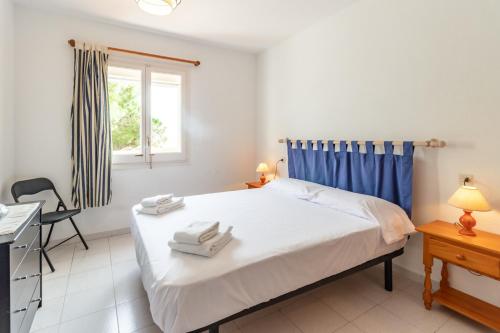 Schlafzimmer mit einem Bett, einem Schreibtisch und einem Fenster in der Unterkunft Fener de Dalt 84 apartamento piscina comunitaria in Llança