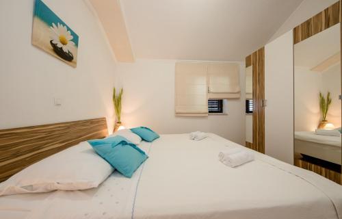 Posteľ alebo postele v izbe v ubytovaní Apartments Vladimir 2835
