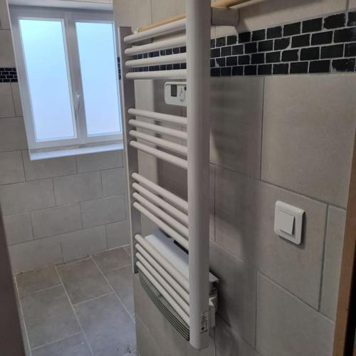 ein Badezimmer mit Handtuchhalter mit Handtüchern in der Unterkunft Chez Peta - maison familiale rénovée 100m² in Fontaine-le-Comte