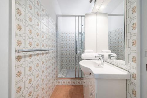 Elegant 2 Bed Apt with Pool in Juan Les Pins 욕실