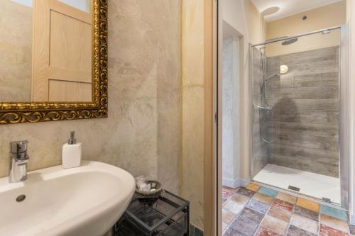 ein Badezimmer mit Waschbecken und Dusche in der Unterkunft Country Agritur Tenuta Corte Tese in Sona
