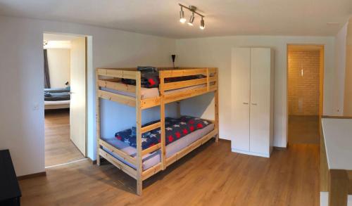 阿德爾博登的住宿－BnB Fellacher，一间客房内配有两张双层床的房间