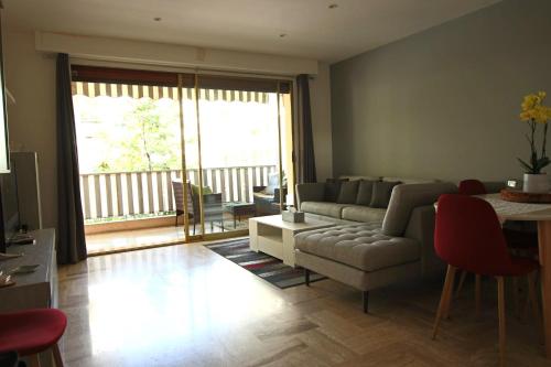 un salon avec un canapé et une table dans l'établissement Air-conditioned Apartment of 90 m2 only 200 meters away from the Croisette, à Cannes