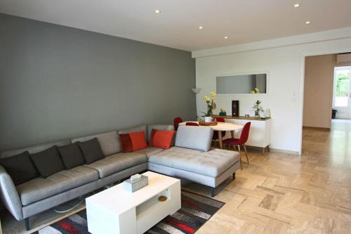 un salon avec un canapé et une table dans l'établissement Air-conditioned Apartment of 90 m2 only 200 meters away from the Croisette, à Cannes