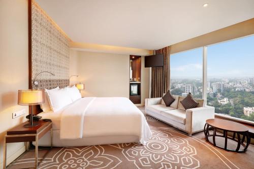 达卡Crowne Plaza Dhaka Gulshan by IHG的配有床和沙发的酒店房间