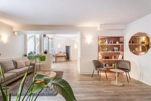 a living room with a couch and a table and chairs at Pace 1954 Hotel in Arco