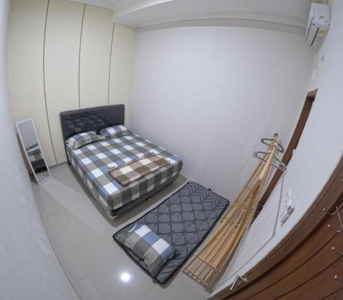 Postel nebo postele na pokoji v ubytování GMR 1 Homestay Jogja