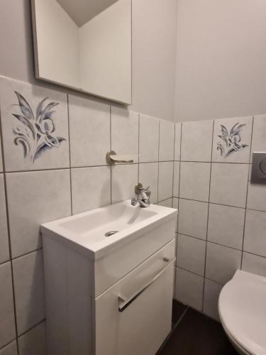 une salle de bain blanche avec un lavabo et des toilettes dans l'établissement Villla La Label, à Notre-Dame-de-la-Rouvière