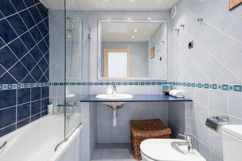 ein Badezimmer mit einem Waschbecken, einer Badewanne und einem WC in der Unterkunft House 5 Mins From Montgat Beach in Montgat