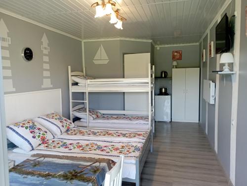 スバジェボにあるAnrema - Pokoje 21m2の二段ベッド3組が備わる客室です。