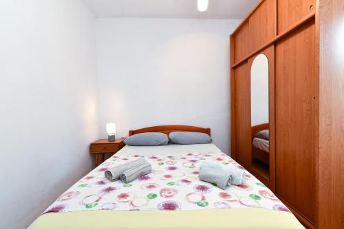 een slaapkamer met een bed met twee handdoeken erop bij Apartment Zivko 2331 in Fažana