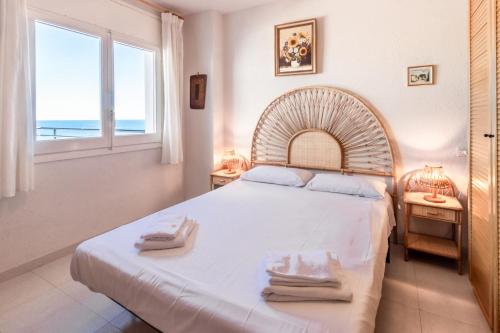 1 dormitorio con 1 cama grande y ventana grande en Fener de Dalt 842 Apartamento con terraza, en Girona