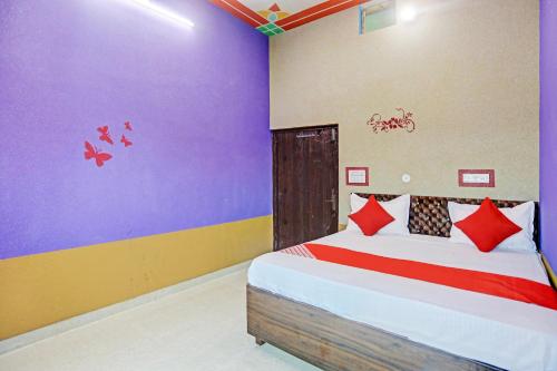 um quarto com uma cama com paredes coloridas em Hotel Dwarka em Alīgarh