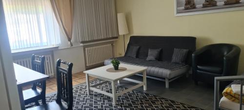 sala de estar con sofá y mesa en Hotel Zur Aue, en Wesel