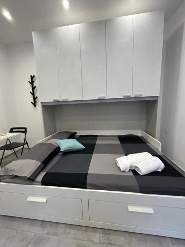a bedroom with a large bed with white cabinets at Sermoneta10 in Naples