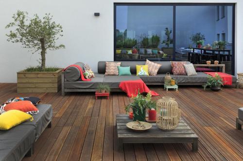 a living room with a couch and a table at Van der Valk Hotel Sassenheim - Leiden in Sassenheim