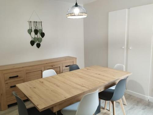 une salle à manger avec une table et des chaises en bois dans l'établissement Maison des Cordeliers, à Valréas