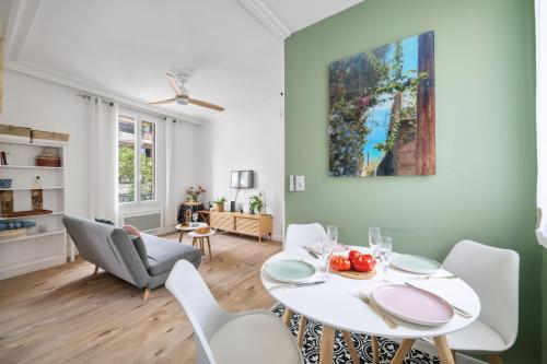 une salle à manger avec une table et des chaises blanches dans l'établissement Pink Palace - Quartier Authentique Libération, à Nice