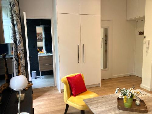 Uma área de estar em Studio Luxine - 2 personnes - Vue sur le Canal du Midi