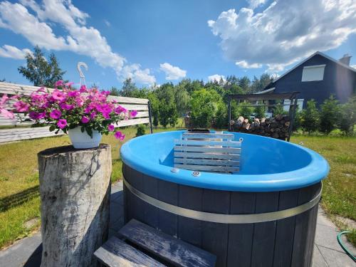 Bazén v ubytování Szary Domek 3 jacuzzi kominek jezioro klimatyzacja nebo v jeho okolí