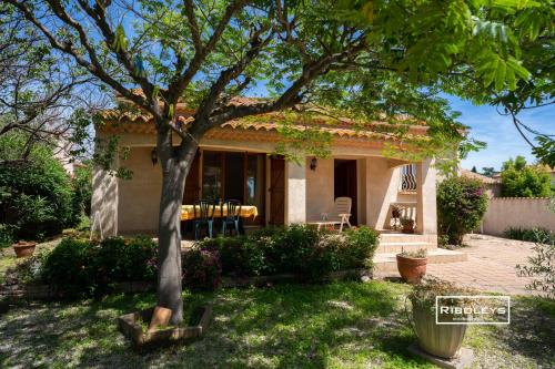 Maison climatisée avec grand jardin ombragé