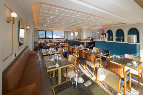 een restaurant met tafels en stoelen en een bar bij New Florenta Hotel in Istanbul