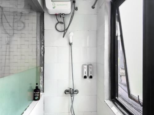 eine Dusche im Bad mit Fenster in der Unterkunft Beranda Plus near Hayam Wuruk 2 in Jakarta