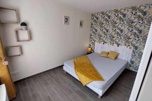 une petite chambre avec un lit dans une pièce dans l'établissement Maison entre terre & mer, à Pirou