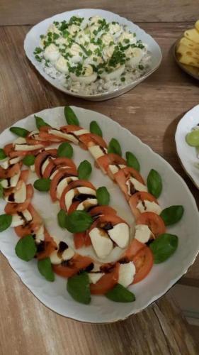 斯维诺乌伊希切Villa Merry的桌上的蔬菜食品