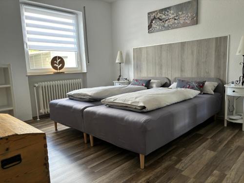 une chambre avec deux lits et une fenêtre dans l'établissement Ferienwohnung Loh - 55Zoll TV - Schnelles Internet 500MBit, à Schwäbisch Hall