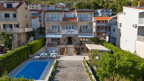 Bazén v ubytování Storge Boutique Bed & Breakfast nebo v jeho okolí