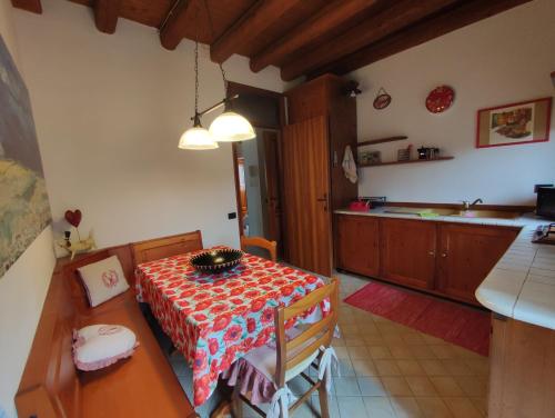 una cucina con tavolo e una sala da pranzo di Torre Cà Emo - Dormire a Serravalle a Vittorio Veneto