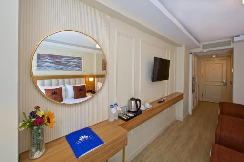 イスタンブールにあるNew Florenta Hotelの鏡とベッド付きのホテルルーム