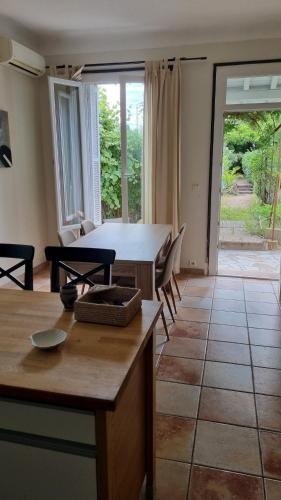 une cuisine et une salle à manger avec une table et des chaises dans l'établissement Villa Primerose Guest House, à Saint-Raphaël