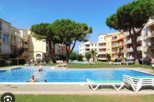 Apto. con piscinas a 150m playa